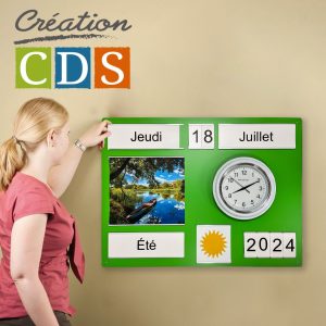 Tableau d'orientation lime avec horloge