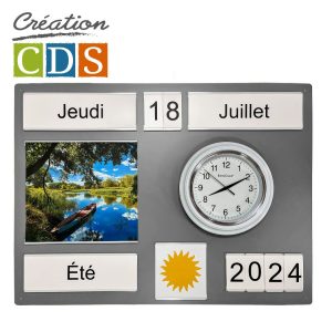 Tableau d'orientation gris avec horloge