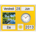 Tableau d'orientation jaune avec horloge
