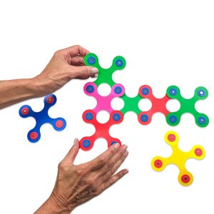 Une personne adulte manipule les morceaux de Clixo