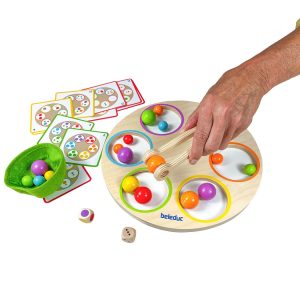 Une main adulte attrape la pince pour jouer au Marbellino